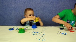 Дети рисуют пальчиковыми красками. Children paint using finger paints