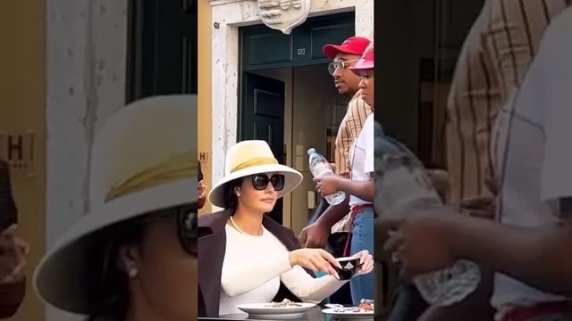 Настоящая женщина в красивой одежде смотреть онлайн