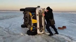 Нива перевернулась на льду
