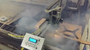Резка фанеры твердотельным лазером по металлу