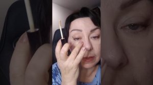 Наношу консилер 41990 поверх тональной основы(!)