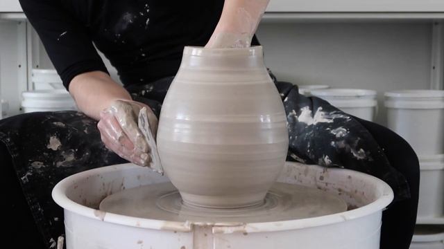 How to Wheel Throwing a 2KG Clay Sphere смотреть онлайн