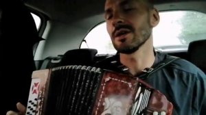 "Вот кто-то с горочки спустился" на гармони