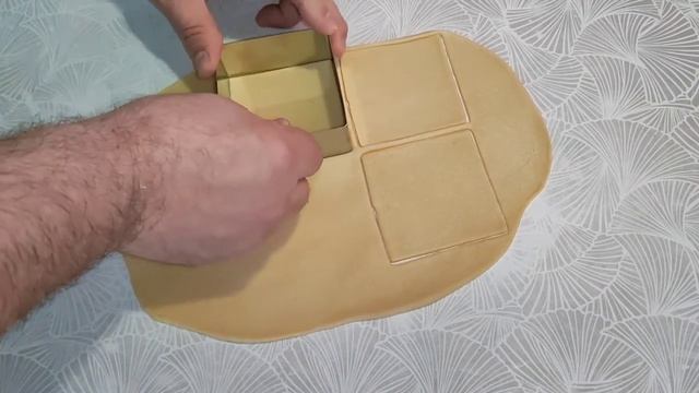 Сладкие чебуреки с клубничным джемом)