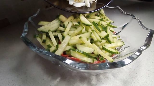Легкий в приготовлении салат из копченой колбасы с огурцами! смотреть онлайн
