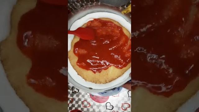 Бисквитный тортик с клубничной прослойкой!!!Очень вкусно!Попробуйте обязательно и Вы???