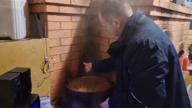 суп из утки (шурпа) в казане на костре