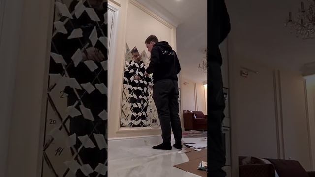 Монтаж зеркального панно Monzana