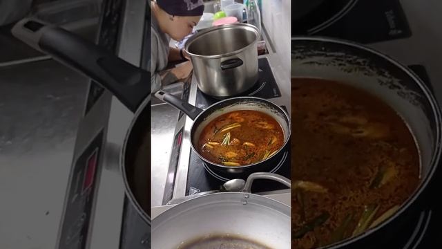 Провариваем бульон со специями для Фо смотреть онлайн