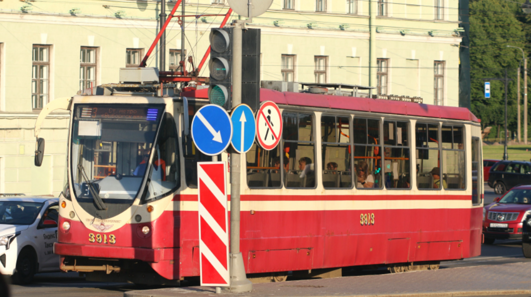 Трамвай наехал на курьера-велосипедиста в Петербурге, чуть не лишив его жизни