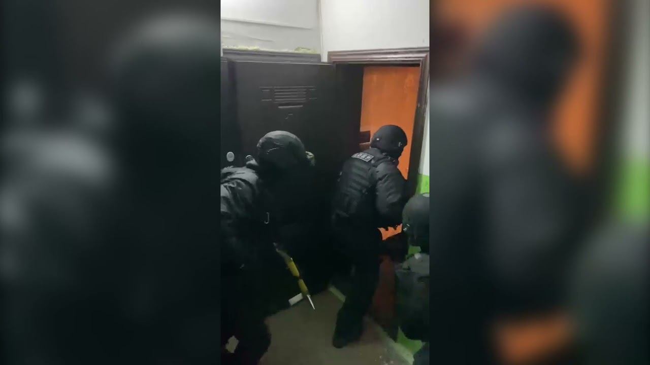 Задержание не более. Полицейские оказались грабителями. Жесткое задержание МВД. Задержание домушников Краснодар 15.04.