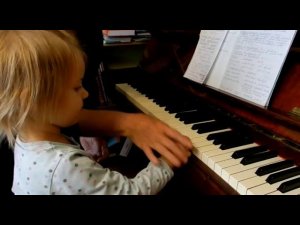 Лемешкина Марианна. 2 года 4 месяца. Знакомство с нотами ДО и РЕ (фрагмент урока)