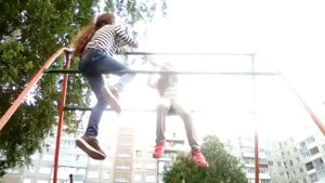 Классный танец двух подружек❤