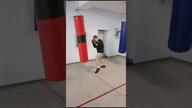 Произвольная работа на мешке, по свистку 4 удара акцентированных корпус-голова. смотреть онлайн