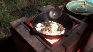 Каре ягнёнка с луком в казане