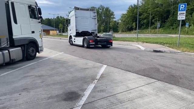 Стажер самостоятельно выполняет сцепку-расцепку полуприцепа.