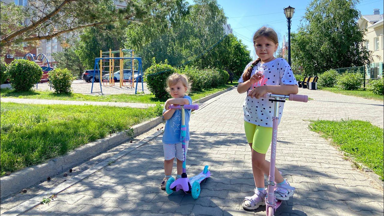 Ульяне подарили Самокат. Катаемся на Самокате в Парке смотреть онлайн