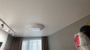 Натяжной потолок с трековыми светильниками и люстрой алмазом (Обзор потолка #25)