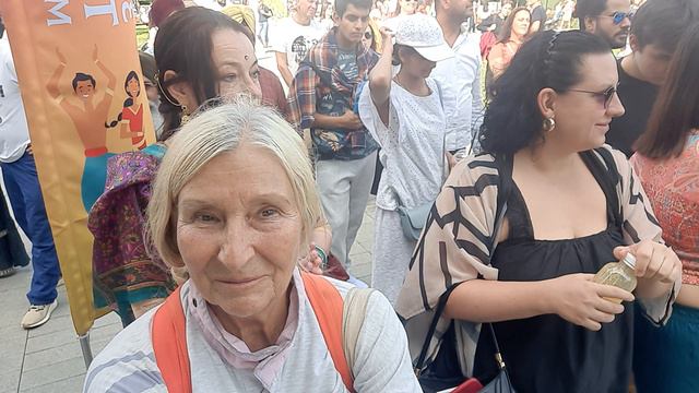 Занятия с детьми и индийские танцы парней на фестивале День Индии в Москве в августе 2024 г.
