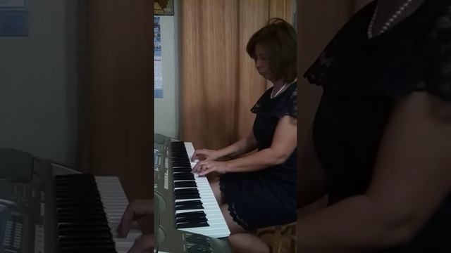 Аутизм. Учусь играть на пианино. Сын слушает как я играю. Живая музыка каждый день. смотреть онлайн