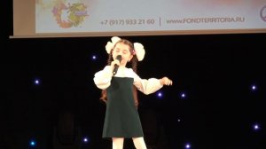 "Песенка первоклашки" А.Петряшева - исп. Оля Халяпина ( 5 лет)