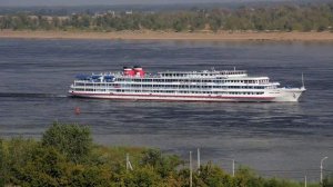 Пассажирский теплоход "Михаил Фрунзе" плывёт по Волге.