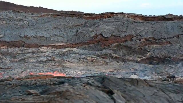 Крупнейший в мире действующий вулкан Мауна-Лоа продолжает извергаться на Гавайях. смотреть онлайн