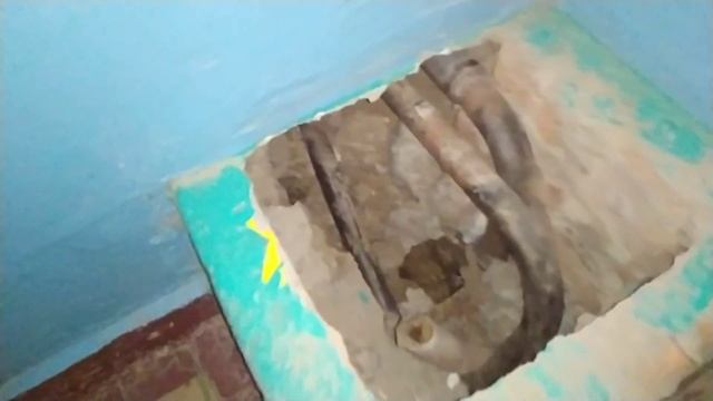 Замена старых труб отопления дом 50-60 годов с техподпольем без подвала. Страшные кадры СТАЛИНКА!
