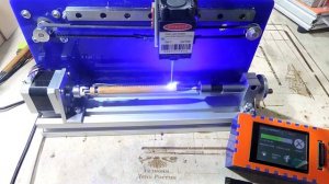 Выжигание на шариковой авторучке лазерным станком для мелких цилиндрических сувениров.