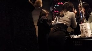 Как одеваются в ночных клубах - в женском туалете (в самом клубе не видно)