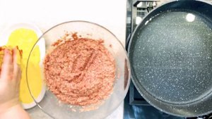 ПЕРЕМАЛЫВАЕМ куриные сердечки и готовим нежнейшие котлеты в панировке.