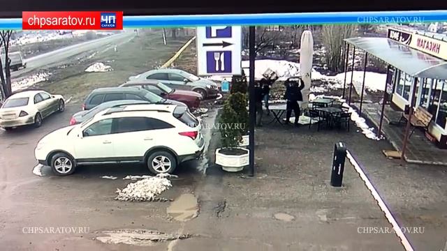 ЧП-САРАТОВ. КАМЕРЫ ВИДЕОНАБЛЮДЕНИЯ ЗАПЕЧАТЛЕЛИ СТРЕЛЬБУ НА МОСКОВСКОМ ШОССЕ