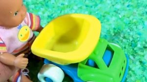 Видео для девочек. Катя и Макс идут бассейн. Даринелка Тв/video for girls about dolls