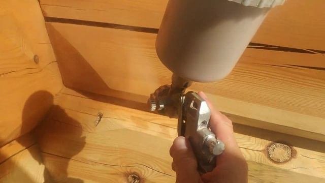 Покраска сруба и трещин краскопультом
