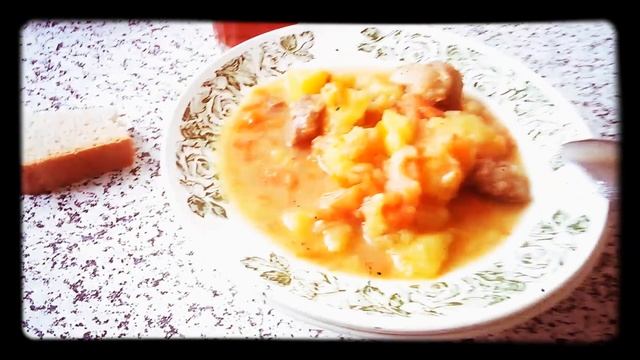 Суп гороховый и кортошка с мясом в столовой. смотреть онлайн