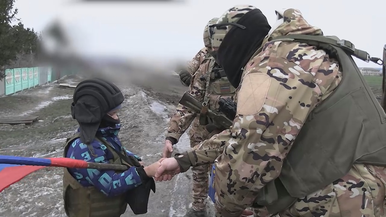 Мальчик из освобожденного пункта Троицкое ежедневно встречает солдат Российской армии  с триколором
