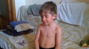 НИКИТА КУШАЕТ ЛИМОН.3gp