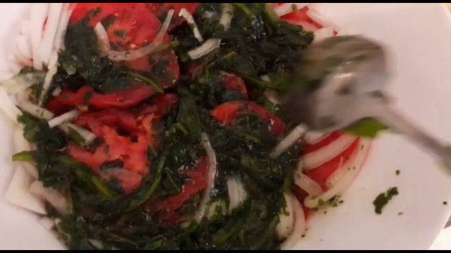 Котлеты, гарнир из овощей и помидорный салат.