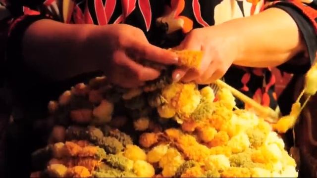 Вязание палантина пряжей помпонами ADELIA BOB.