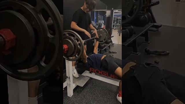 18 yr old BW:132 bench 205