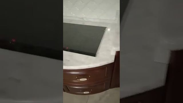 Кухня из массива с техникой, столешница камень