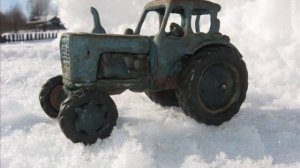Масштабные модельки из пластилина представляет: трактор МТЗ-52. Scale model of MTZ-52 tractor.