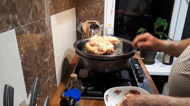 Жарю курицу на угольном самодельном настольном гриле