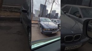Запущенная классика во дворах и капсулы времени, как могут по-разному выглядеть BMW