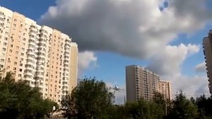 Самолет пролетает прямо над домами.