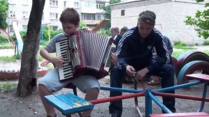 Мальчик виртуозно играет на аккордеоне