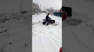 Квадроцикл с ковшом.