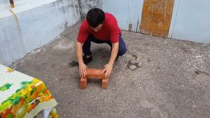 Мусульманин ломает кирпич рукой