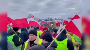 Сотни фермеров на тракторах и другой сельхозтехнике съезжаются в Прагу