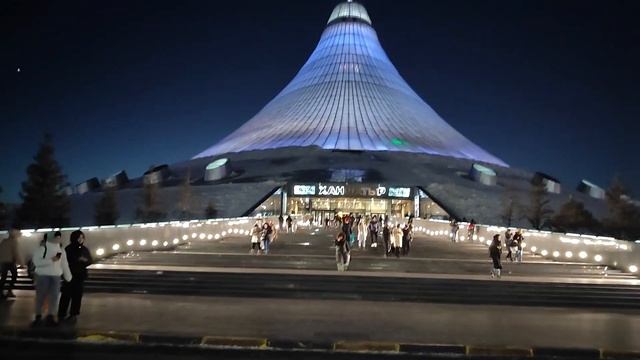 Астана. ТЦ Хан Шатыр вечером. смотреть онлайн